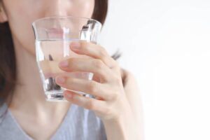 加齢による歯ぐき下がりの原因と進行を遅らせるケア方法を解説