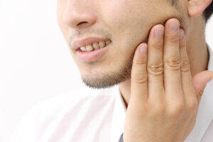 加齢による歯ぐき下がりの原因と進行を遅らせるケア方法を解説