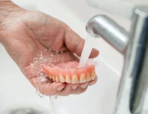 江戸川区•船堀の歯医者、中山歯科医院で入れ歯を外すと歯ぐきが痛む原因を解説