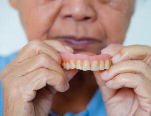 江戸川区•船堀の歯医者、中山歯科医院で入れ歯を外すと歯ぐきが痛む原因を解説